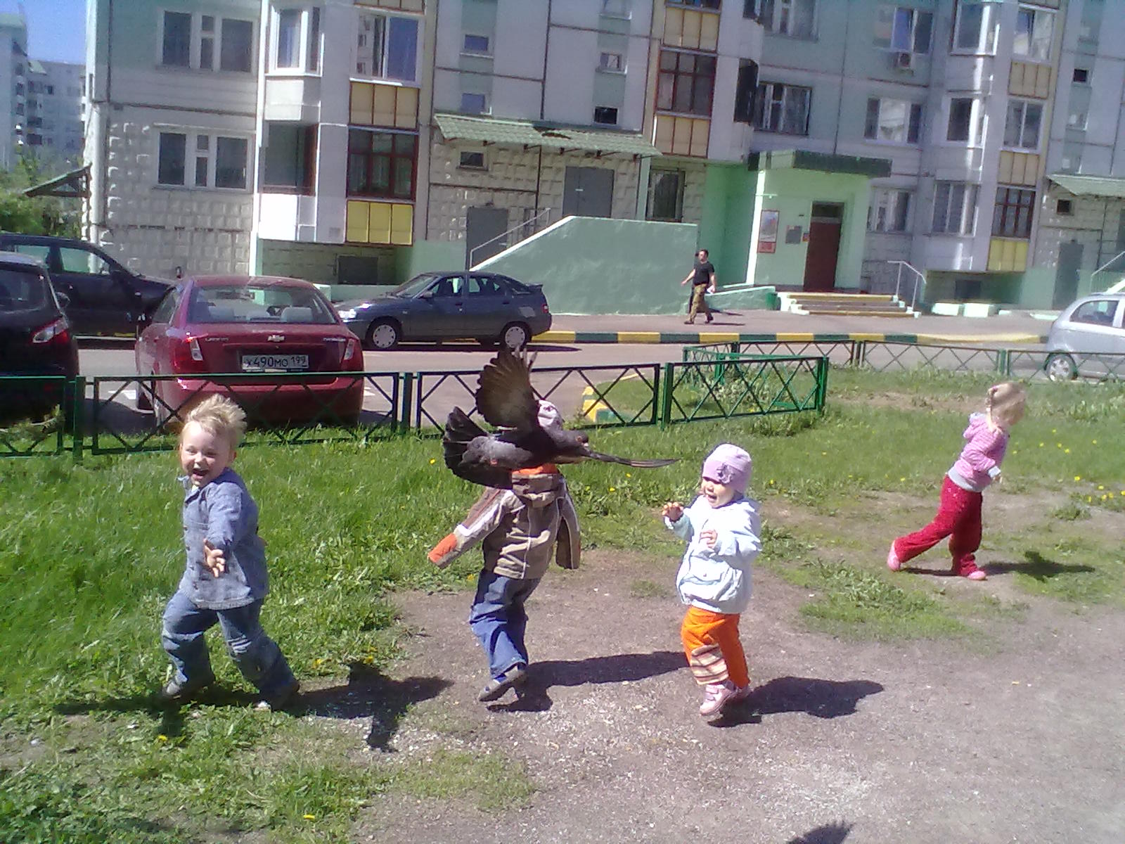 Весело погуляли. Док дети на Южнобутовской. Весело гулять. Гуляй веселей. Дети вокруг песочницы юнгианской.